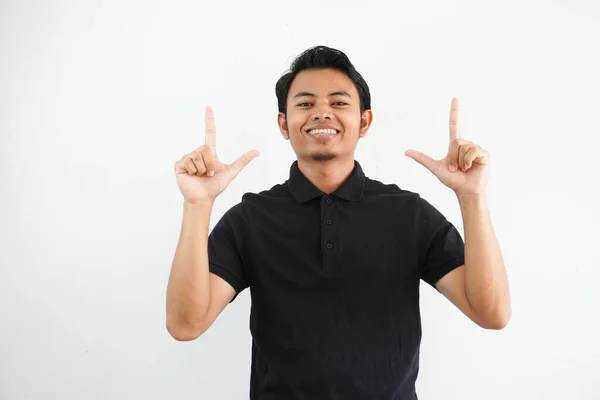 Pemuda Asia Tersenyum Bahagia Dan Menunjuk Kedua Tangan Atas Mengenakan — Stok Foto