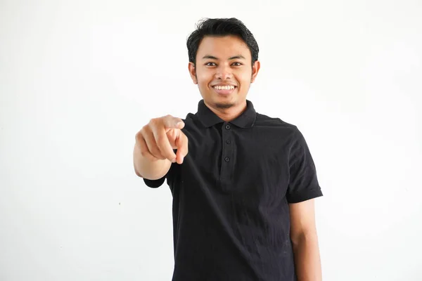 Mladý Asijský Muž Úsměvem Ukazuje Kameru Sobě Černé Polo Košile — Stock fotografie