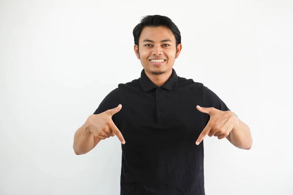 Genç Asyalı Adam Kameraya Gülümsüyor Beyaz Arka Planda Siyah Polo — Stok fotoğraf