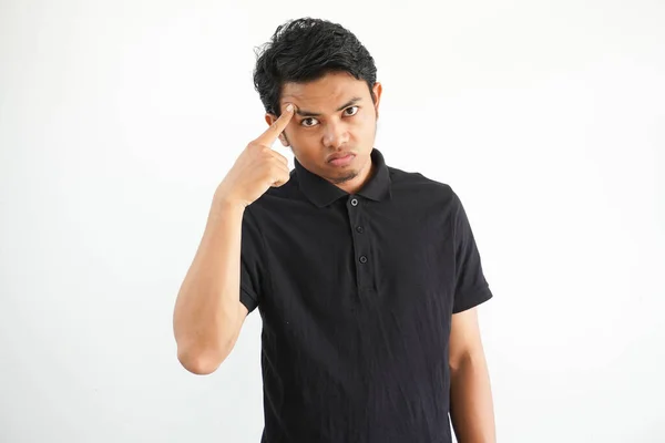 Jonge Aziatische Man Een Zwart Polo Shirt Witte Achtergrond Wijzend — Stockfoto
