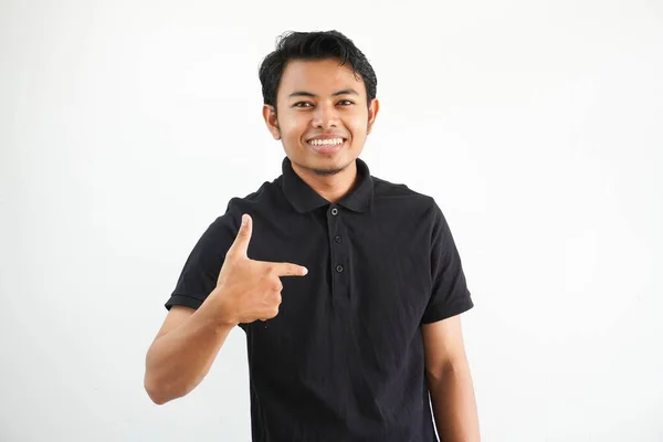 Усміхнений Молодий Азіатський Чоловік Вказує Себе Схвильованим Виразом Чорній Сорочці — стокове фото