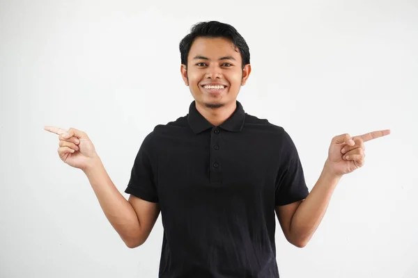 Молодий Азіатський Чоловік Посміхається Камеру Обома Руками Вказуючи Праворуч Ліворуч — стокове фото