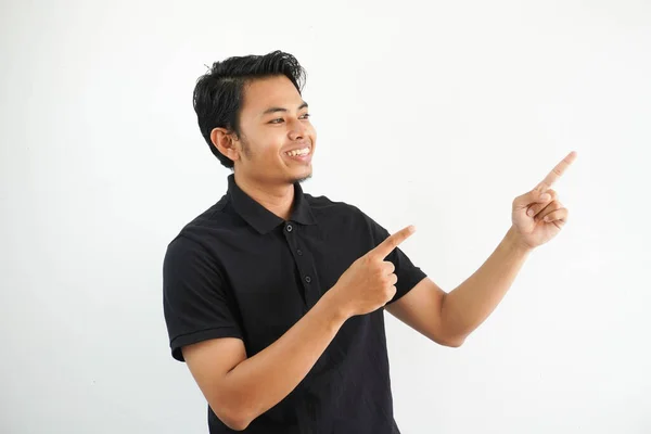 Asyalı Genç Adam Iki Eli Sol Tarafı Göstererek Gülümsüyor Siyah — Stok fotoğraf