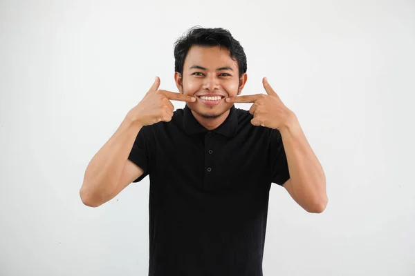 Lächelnder Junger Asiatischer Mann Der Mit Glücklichem Gesichtsausdruck Auf Seinen — Stockfoto