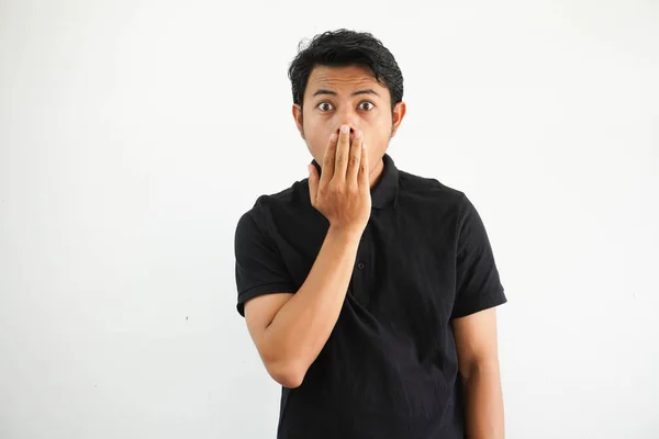 Ung Asiatisk Man Stänga Munnen Med Händerna Och Visar Chockad — Stockfoto