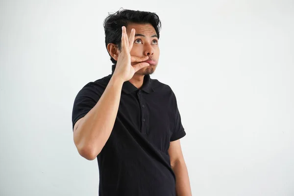 Ung Asiatisk Man Håller Tyst Med Ett Seriöst Uttryck Med — Stockfoto