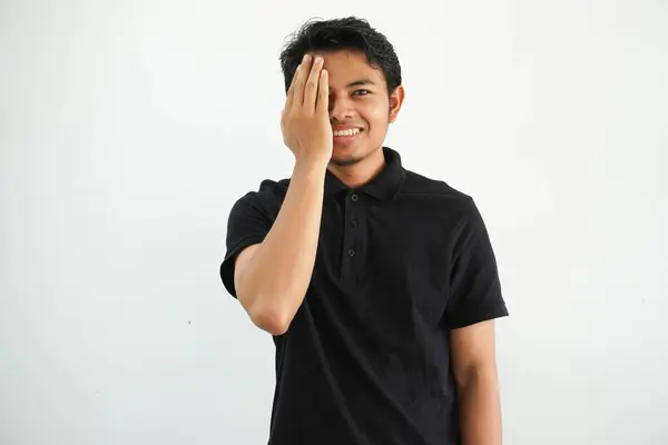 Joven Asiático Hombre Posando Blanco Telón Fondo Divertirse Cubriendo Medio — Foto de Stock