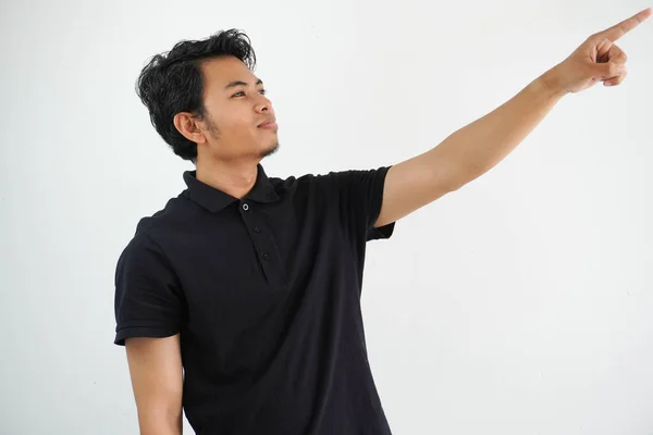 Jovem Asiático Homem Sorrindo Confiante Com Mão Apontando Para Lado — Fotografia de Stock