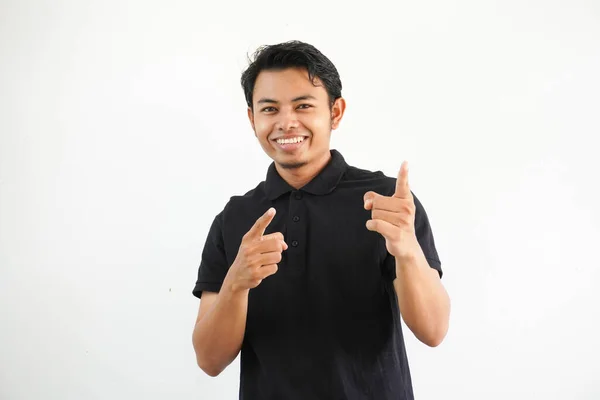 Pemuda Asia Tersenyum Dan Menunjuk Arah Kamera Mengenakan Kaus Polo — Stok Foto