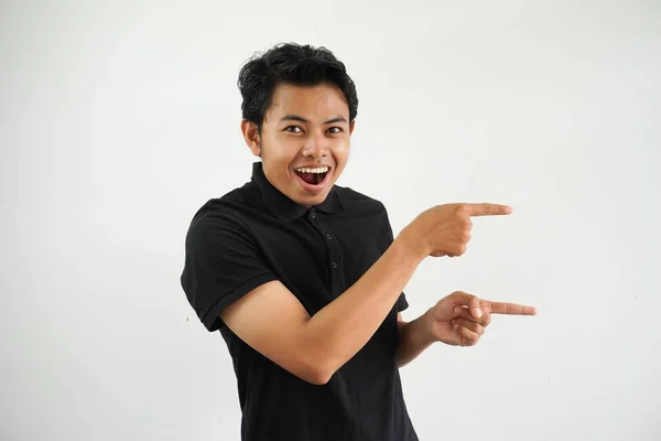 Upphetsad Ung Asiatisk Man Ler Säker Med Både Hand Pekar — Stockfoto