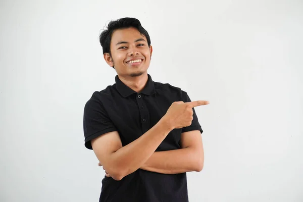 Pria Muda Asia Tersenyum Percaya Diri Dengan Tangan Menunjuk Sisi — Stok Foto