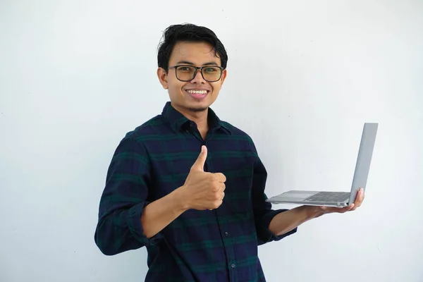 Genç Asyalı Adam Kendinden Emin Gülümsüyor Beyaz Arka Planda Izole — Stok fotoğraf