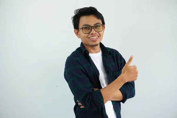Joven Asiático Hombre Sonriendo Feliz Cámara Dar Pulgar Arriba Aislado —  Fotos de Stock
