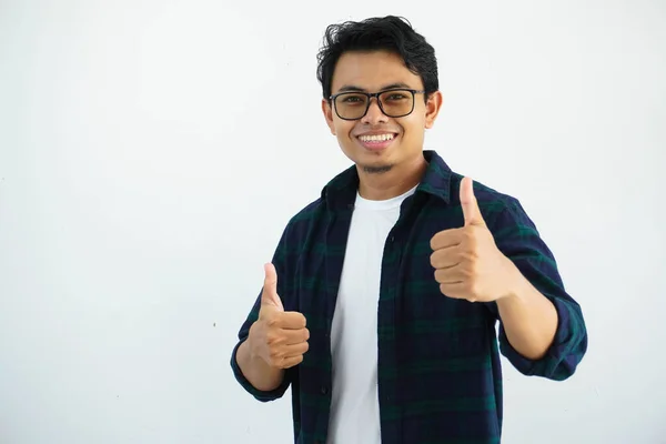 Lächelnder Junger Asiatischer Mann Zeigt Fröhlichen Ausdruck Und Gibt Zwei — Stockfoto