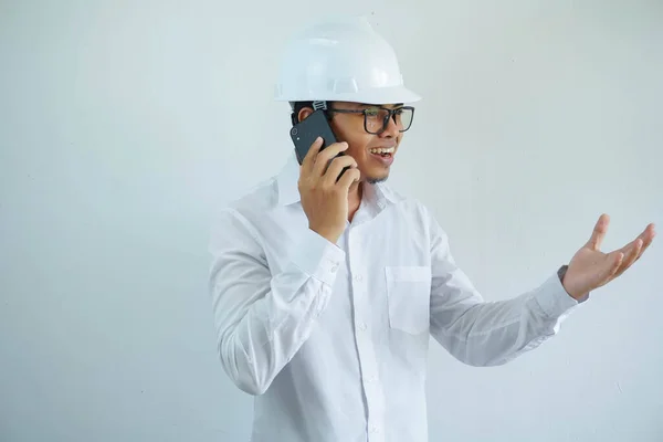Jovem Asiático Engenheiro Masculino Vestindo Chapéu Branco Duro Estava Falando — Fotografia de Stock