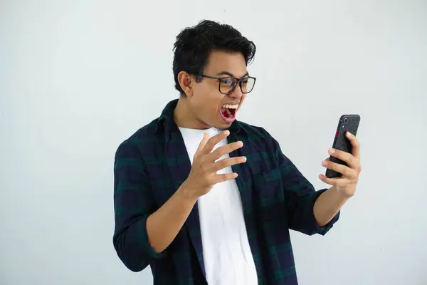 Joven Asiático Hombre Mostrando Rabia Expresión Cuando Mirando Celular Aislado —  Fotos de Stock
