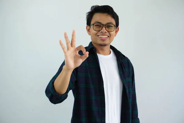 Νεαρός Ασιάτης Δείχνει Ενθουσιασμένος Έκφραση Προσώπου Ενώ Δίνει Σημάδι Δάχτυλο — Φωτογραφία Αρχείου