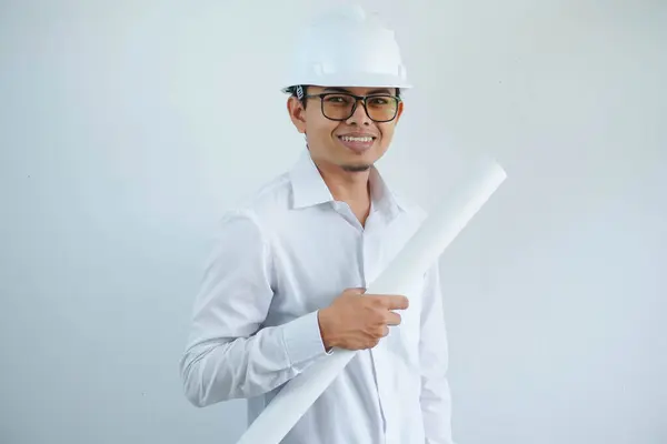 Sorridente Jovem Arquiteto Asiático Vestindo Capacete Hardhat Segurando Projeto Plano — Fotografia de Stock