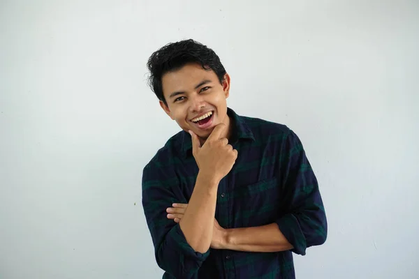 Sorridente Giovane Asiatico Uomo Felicità Faccia Con Mano Sul Mento — Foto Stock