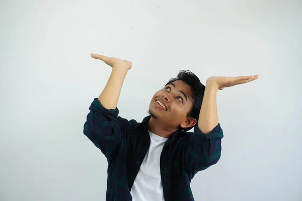 Ung Asiatisk Man Som Beter Sig Som Han Håller Upp — Stockfoto
