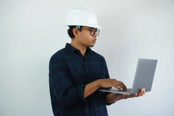 Sério Jovem Asiático Arquiteto Homem Vestindo Construtor Capacete Segurança Digitação — Fotografia de Stock