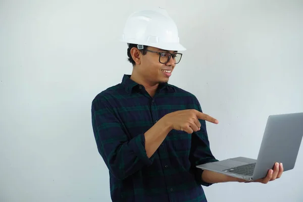 Sorridente Jovem Asiático Arquiteto Homem Vestindo Construtor Capacete Segurança Apontando — Fotografia de Stock