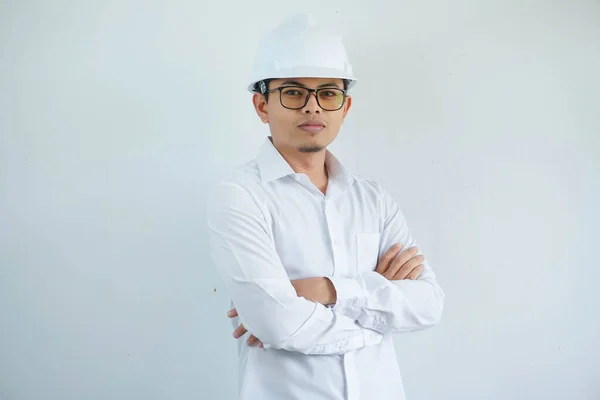 Genç Asyalı Mühendis Miğfer Takıyor Kolları Çapraz Duruyor Kendinden Emin — Stok fotoğraf