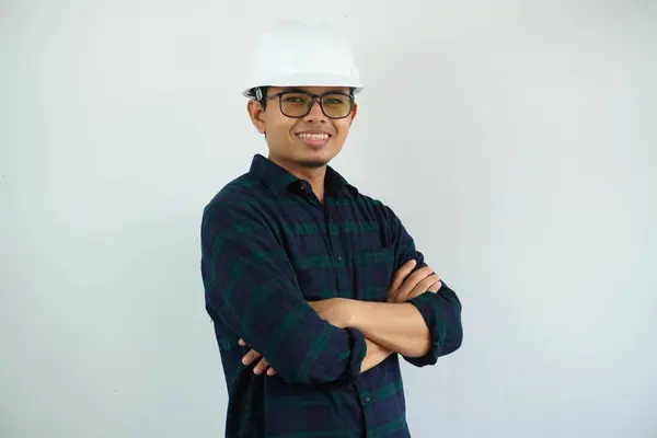 Jovem Asiático Homem Engenheiro Vestindo Capacete Com Braços Cruzados Sorrindo — Fotografia de Stock