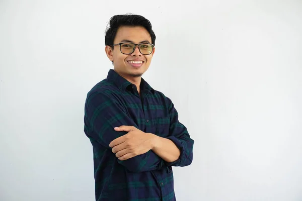 Gülümseyen Asyalı Genç Adam Mutlu Bir Ifade Sergiliyor Beyaz Arka — Stok fotoğraf