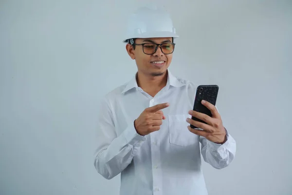 Gülümseyen Asyalı Genç Mimar Miğfer Miğferini Takmış Cep Telefonunu Beyaz — Stok fotoğraf