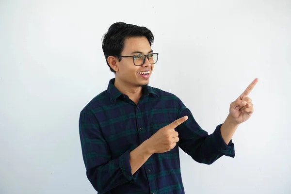 Gülümseyen Asyalı Genç Adam Sol Tarafa Bakıyor Işaret Ediyor Eli — Stok fotoğraf