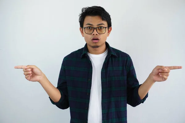 Shocked Young Asian Man Showing Amazed Expression While Pointing Left — Stock Photo, Image