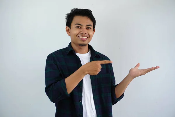 Gülümseyen Asyalı Genç Adam Avucunu Açık Tutarken Beyaz Arka Planda — Stok fotoğraf