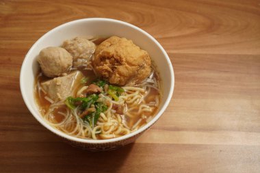 Tofulu köfte, tipik Endonezya yemeği.