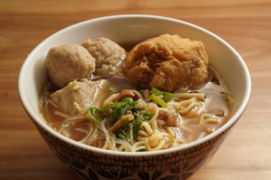 Tofulu köfte, tipik Endonezya yemeği.