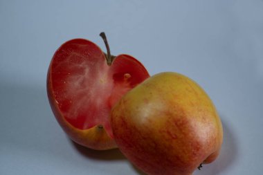 Bir elmayı ikiye böldükten sonra bir domatesin yarısını görürsün.