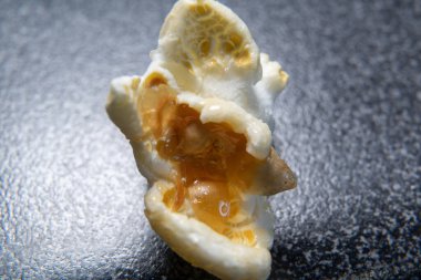 Patlamış mısır ve karamelize şeker.