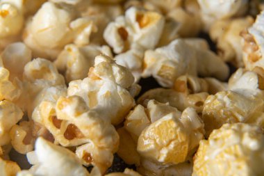 Patlamış mısır ve karamelize şeker.