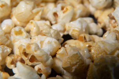 Patlamış mısır ve karamelize şeker.