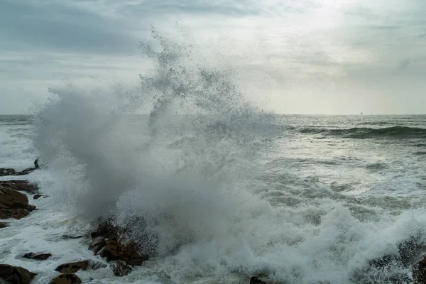 Ветер Ударяет Волны Береговые Камни — стоковое фото