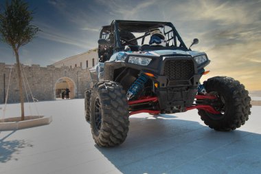 Ralli aracı, miting başlamadan önce Hırvatistan 'ın Primosten kentinin duvarının önünde duruyor