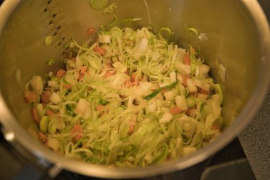 Tavuk çorbası hazırlamak için sebzeler tencerede pişirilir.