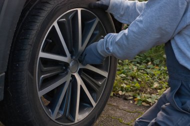 Lastik fındıkları elle monte edilir.