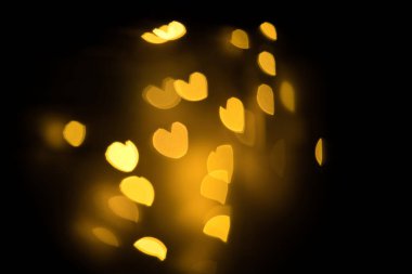 Bulanık bokeh kalpler altın rengi ile, sarı renkler siyah arkaplan 15