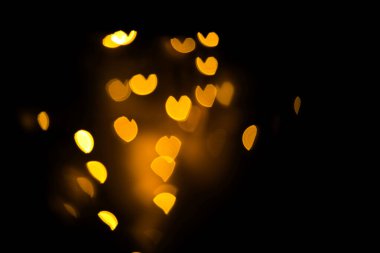 Bulanık bokeh kalpler altın sarısı renkler siyah arkaplan 13