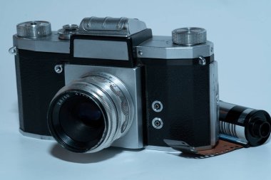 Önden eski analog slr kamera - beyaz arkaplanda