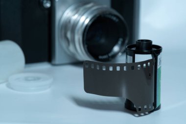 1950 'lerden kalma analog bir SLR kameranın önünde film rulosu