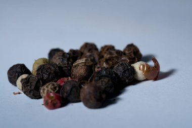 Renkli biberler, siyah, beyaz, kırmızı, yeşil