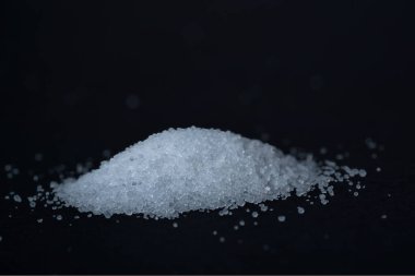 Küçük bir tuz yığını, ev tuzu.