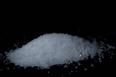 Küçük bir tuz yığını, ev tuzu.